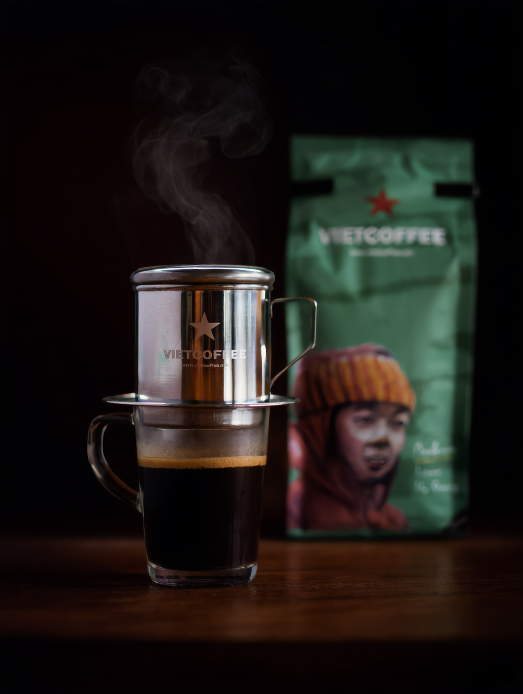 Filtro phin vietnamita goteando café lentamente sobre un vaso