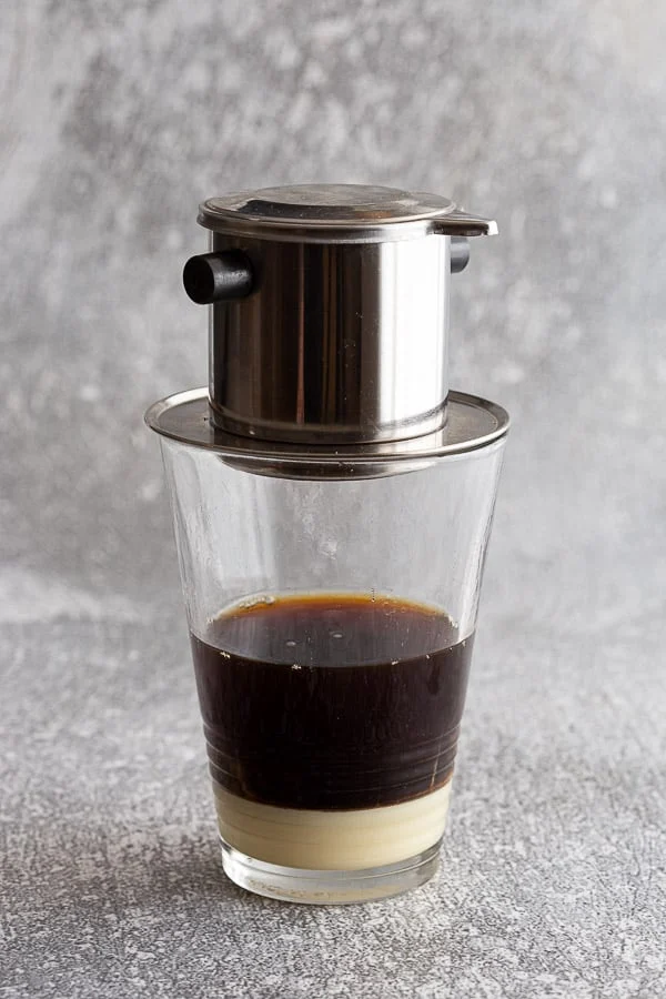 Ca phe sua da: cafe vietnamita con leche condensada y hielo preparado con phin